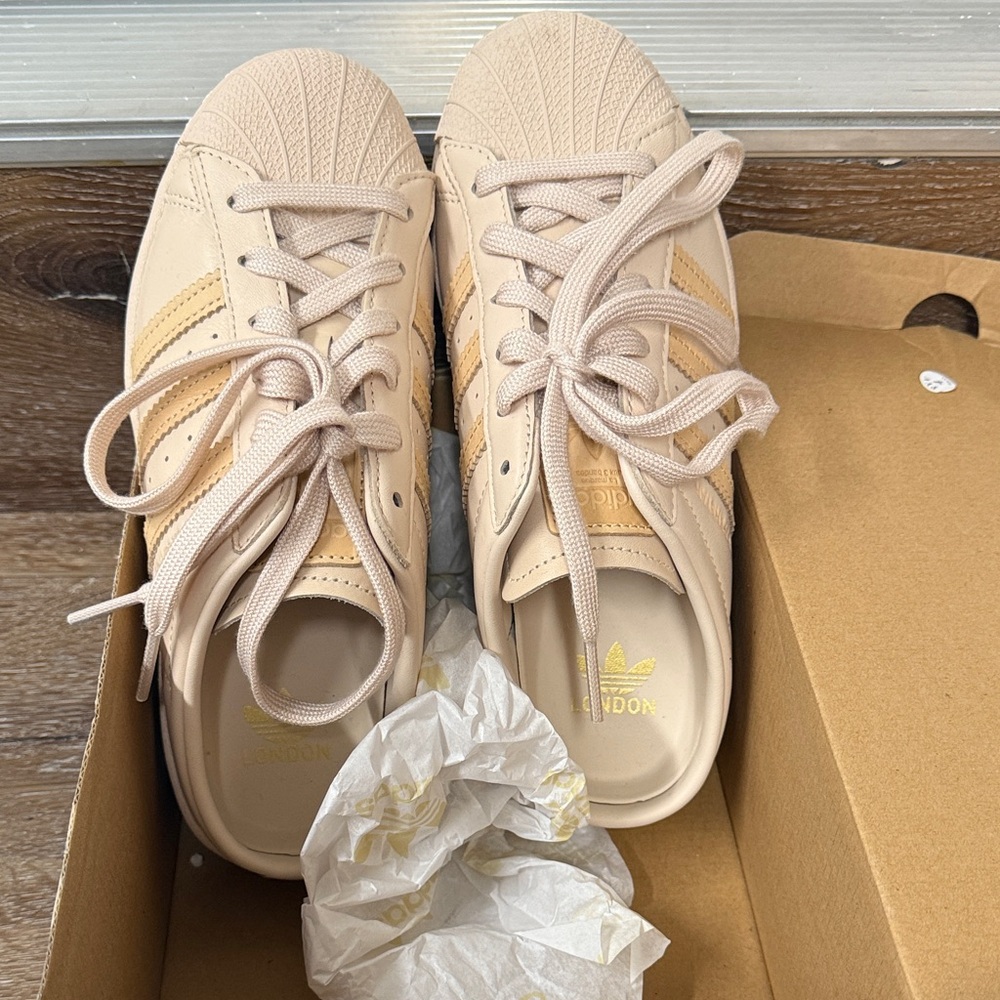 New in box Adidas Originals London Superstar Mule